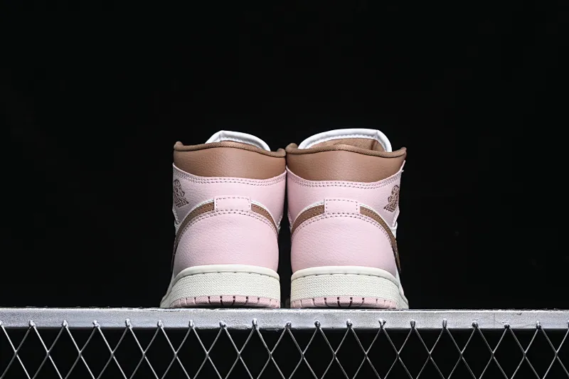 All categories Air Jordan Jordan series basketball shoes Air Jordan 1 Mid G version pure original Air Jordan 1 Mid AJ1 Joe 1 Khaki powder China basketball shoes BQ6472-620